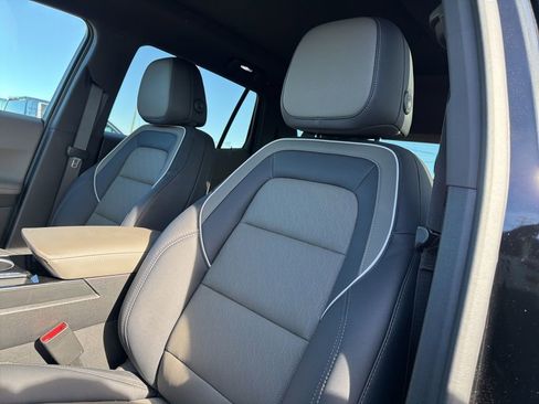 Used 2025 Chevrolet Equinox LT w/ Convenience Package II image 17