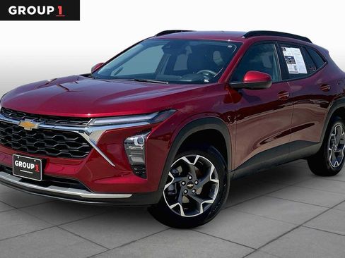 Used 2025 Chevrolet Trax LT FWD image 1