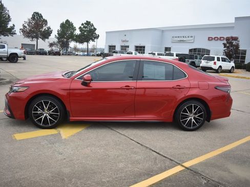 Used 2024 Toyota Camry SE image 9