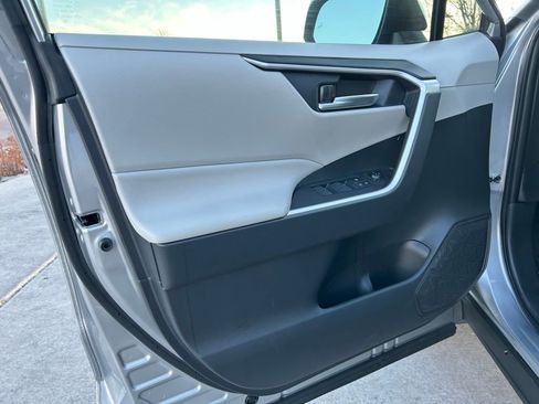 Used 2025 Toyota RAV4 XLE image 9