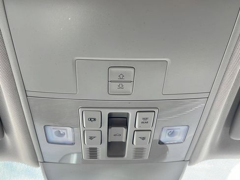 Used 2025 Volkswagen Taos SE AWD/4WD image 44