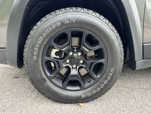 Used 2022 Jeep Cherokee Latitude AWD/4WD image 2