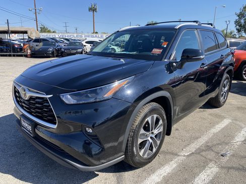 Used 2024 Toyota Highlander XLE FWD image 2