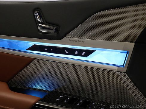 Used 2025 BMW 740i xDrive w/ Executive Package image 28