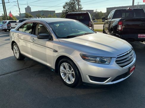 Used 2017 Ford Taurus SE FWD image 3