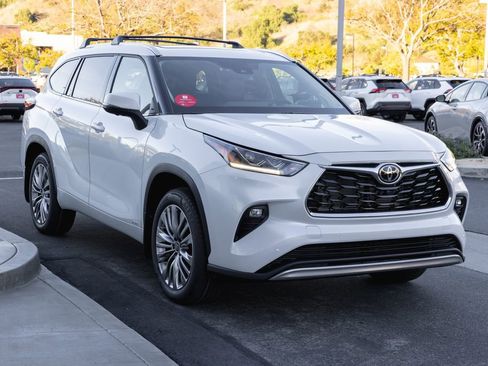 New 2026 Toyota Highlander Platinum image 3