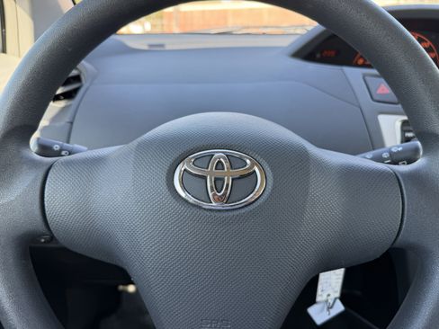 Used 2010 Toyota Yaris 4-Door Hatchback image 23