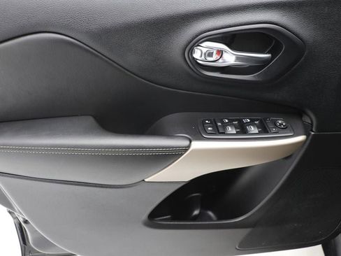 Used 2018 Jeep Cherokee Limited image 14