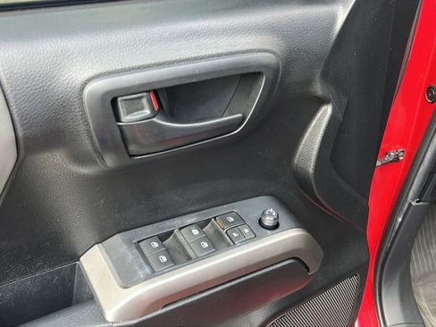 Used 2022 Toyota Tacoma SR5 w/ Technology Package image 9