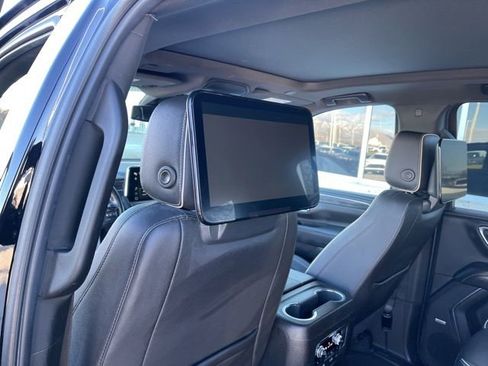 Used 2022 GMC Yukon XL SLT w/ SLT Premium Package image 15