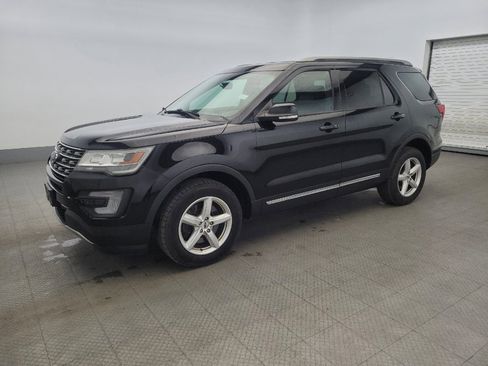 Used 2017 Ford Explorer XLT w/ Equipment Group 202A image 2