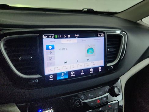 Used 2023 Chrysler Pacifica Touring-L FWD image 24