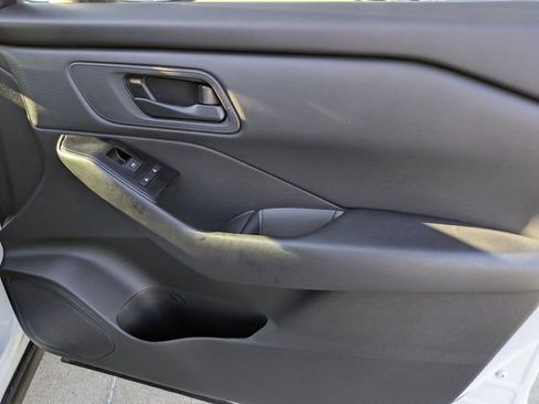 Used 2025 Nissan Rogue S image 33