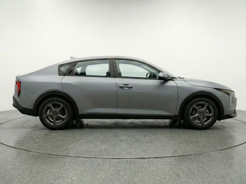 Used 2025 Kia K4 LXS image 11