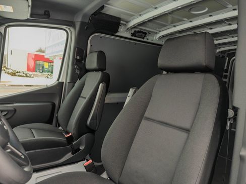 Used 2021 Mercedes-Benz Sprinter 2500 w/ Driver Convenience Package image 18