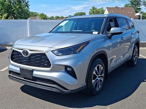 Certified 2022 Toyota Highlander XLE image 3