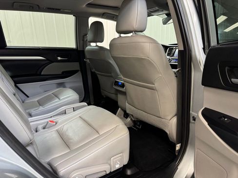 Used 2019 Toyota Highlander XLE FWD image 24