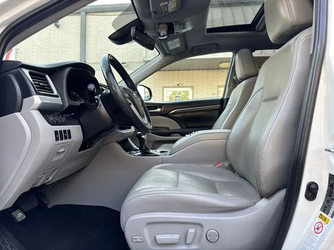 Used 2019 Toyota Highlander Limited FWD image 15