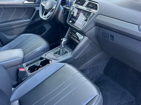 Used 2022 Volkswagen Tiguan SE w/ Panoramic Sunroof Package FWD image 17