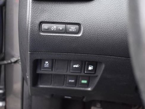 Used 2018 Nissan Rogue SV image 16