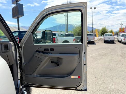 Used 2006 GMC Sierra 2500 SLT w/ Heavy-Duty Power Package AWD/4WD image 7
