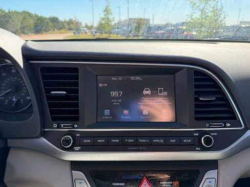 Used 2017 Hyundai Elantra SE image 17