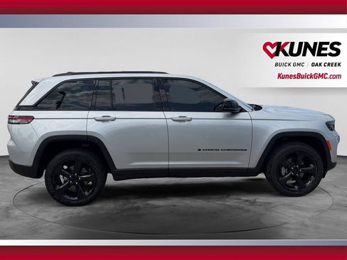 Used 2023 Jeep Grand Cherokee Altitude AWD/4WD image 12