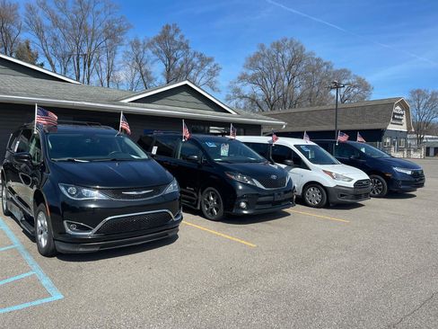 Used 2020 Chrysler Pacifica Touring-L w/ Tire & Wheel Group FWD image 32