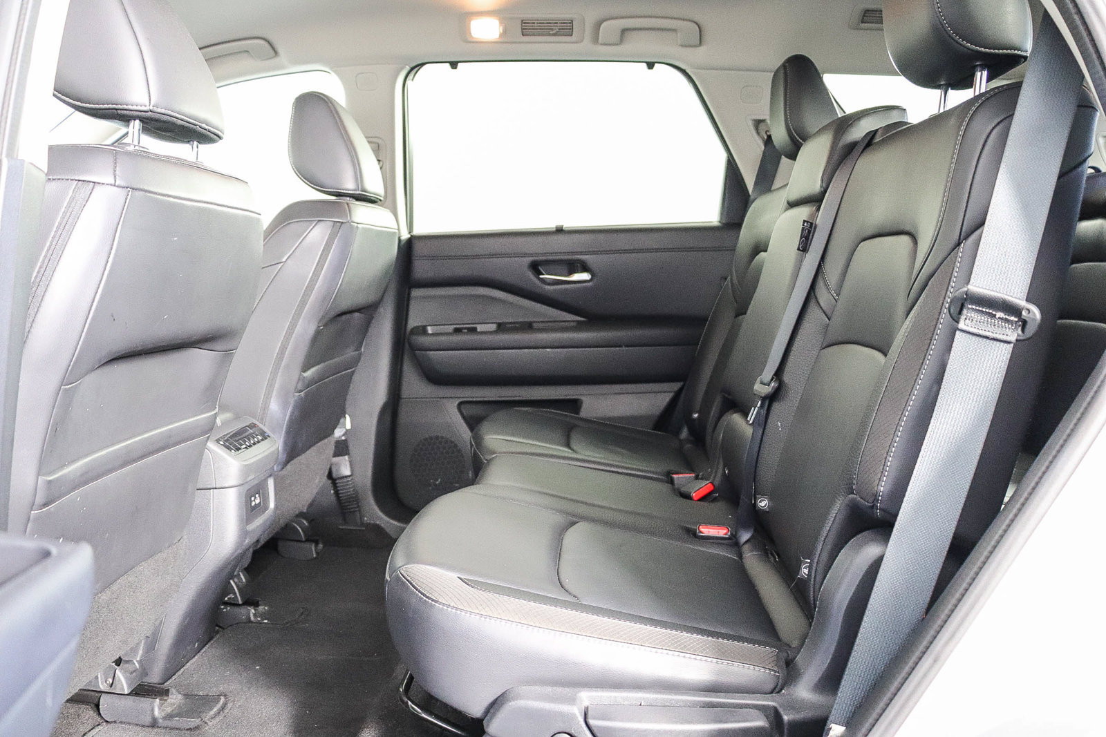 Used 2025 Nissan Pathfinder SL FWD image 19