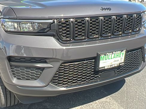 New 2025 Jeep Grand Cherokee Altitude image 10