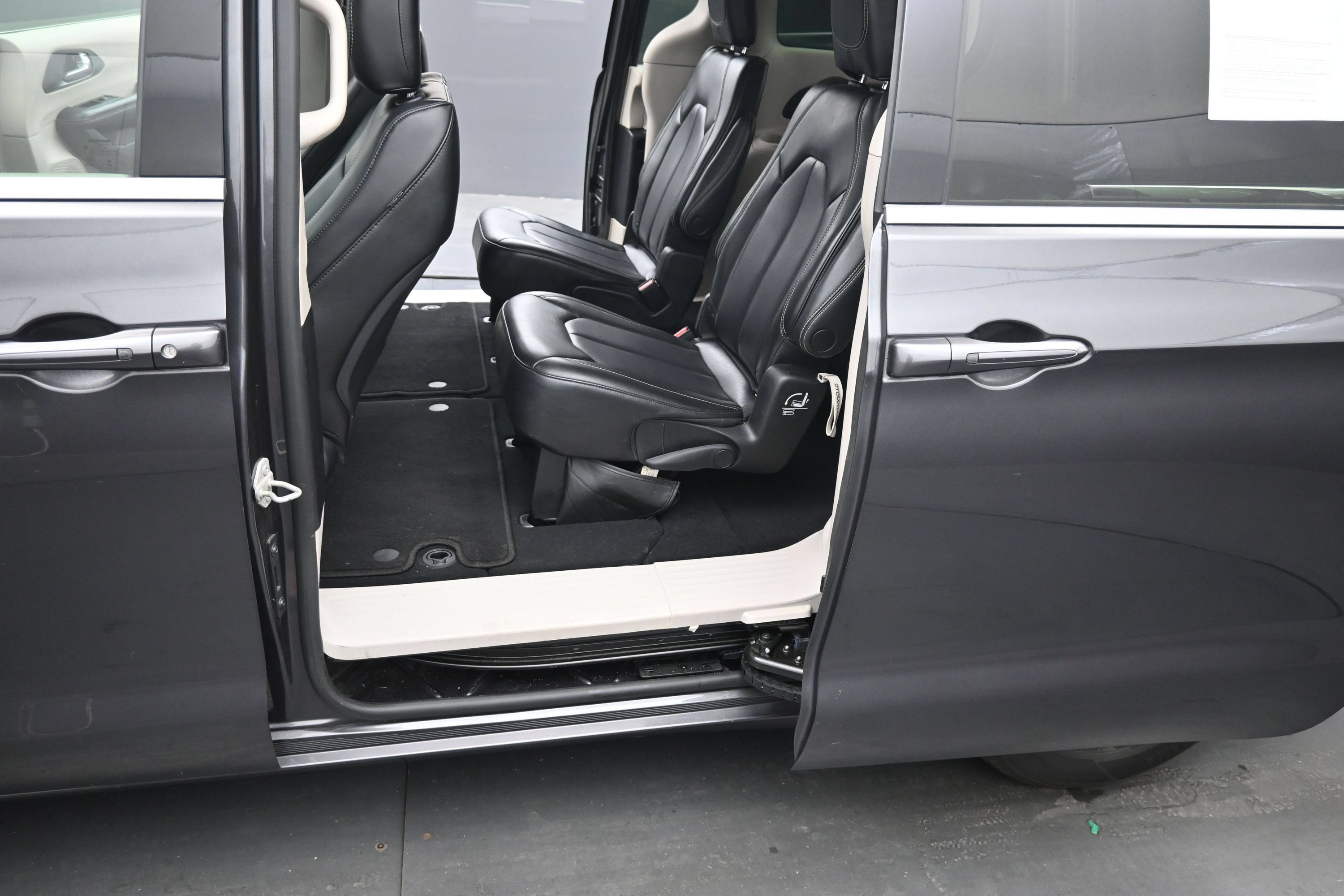 Used 2023 Chrysler Pacifica Touring-L FWD image 15