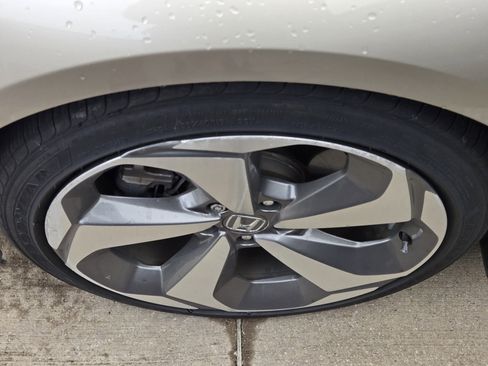 Used 2018 Honda Accord Touring image 10