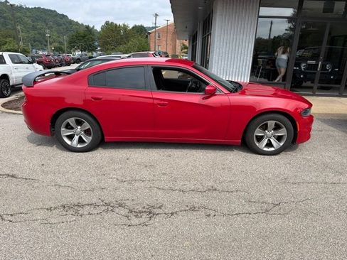 Used 2015 Dodge Charger SXT RWD image 4