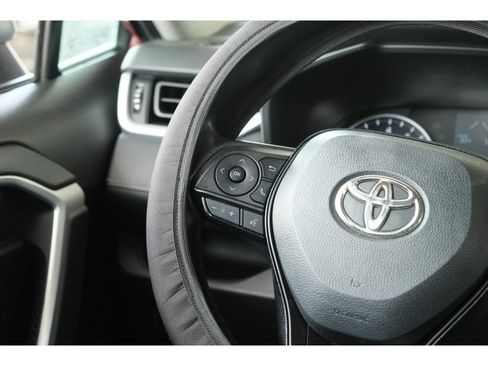 Used 2021 Toyota RAV4 LE AWD/4WD image 18