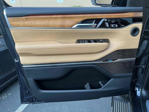 Used 2023 Jeep Grand Wagoneer L Series III image 90