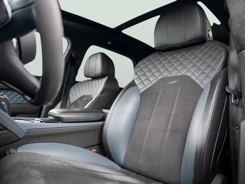 Used 2022 Bentley Bentayga image 28