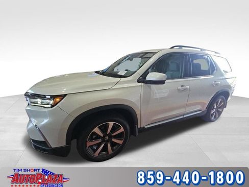 Used 2025 Honda Pilot Touring image 1