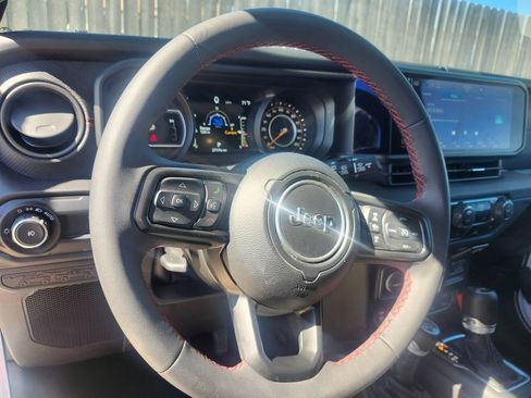 Used 2025 Jeep Wrangler Unlimited Rubicon image 11