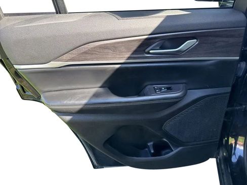 Used 2023 Jeep Grand Cherokee Limited image 27