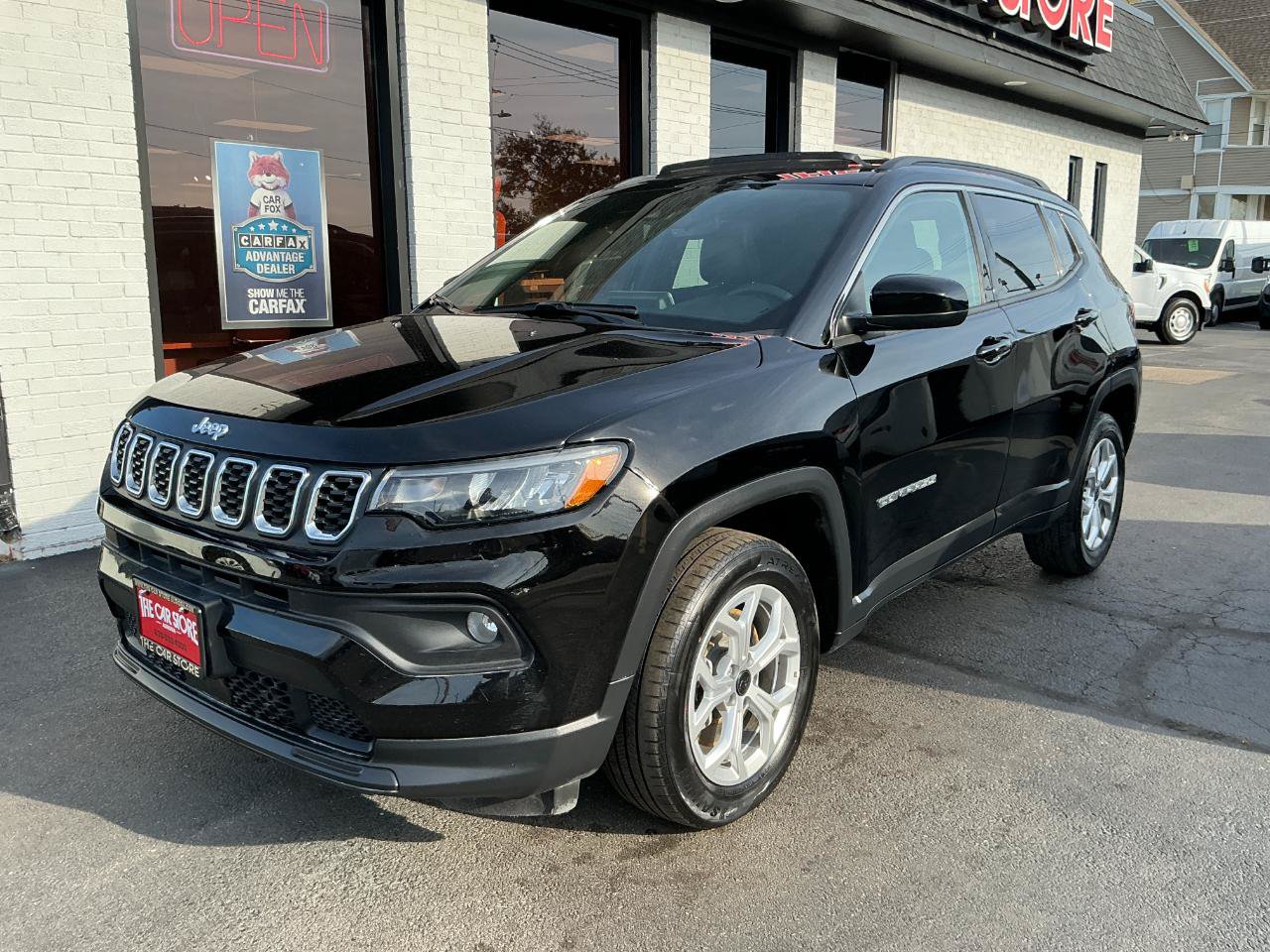 Used 2025 Jeep Compass Latitude w/ Sun & Sound Group AWD/4WD image 2