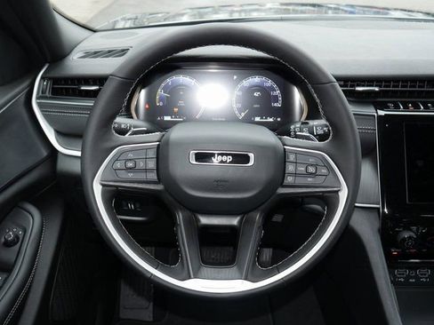 New 2025 Jeep Grand Cherokee Altitude image 14