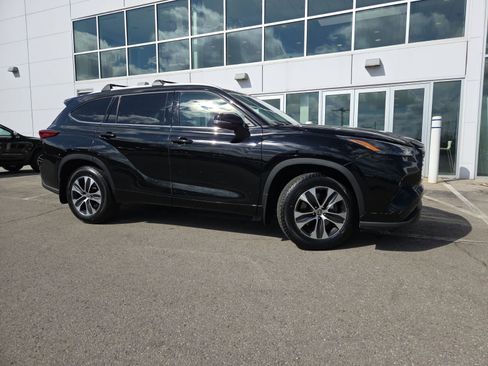 Used 2022 Toyota Highlander XLE image 2