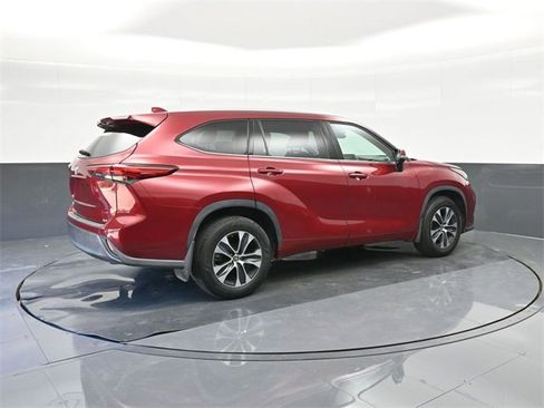 Used 2022 Toyota Highlander XLE image 15