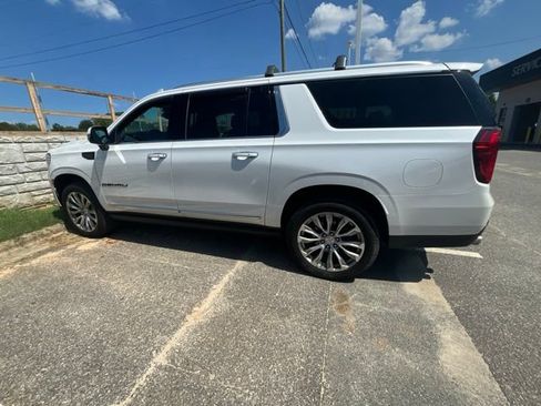 Used 2022 GMC Yukon XL Denali w/ Denali Premium Package AWD/4WD image 3