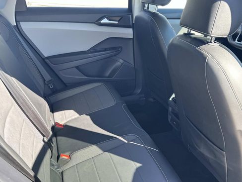 Certified 2023 Volkswagen Taos SE w/ Panoramic Sunroof Package image 5