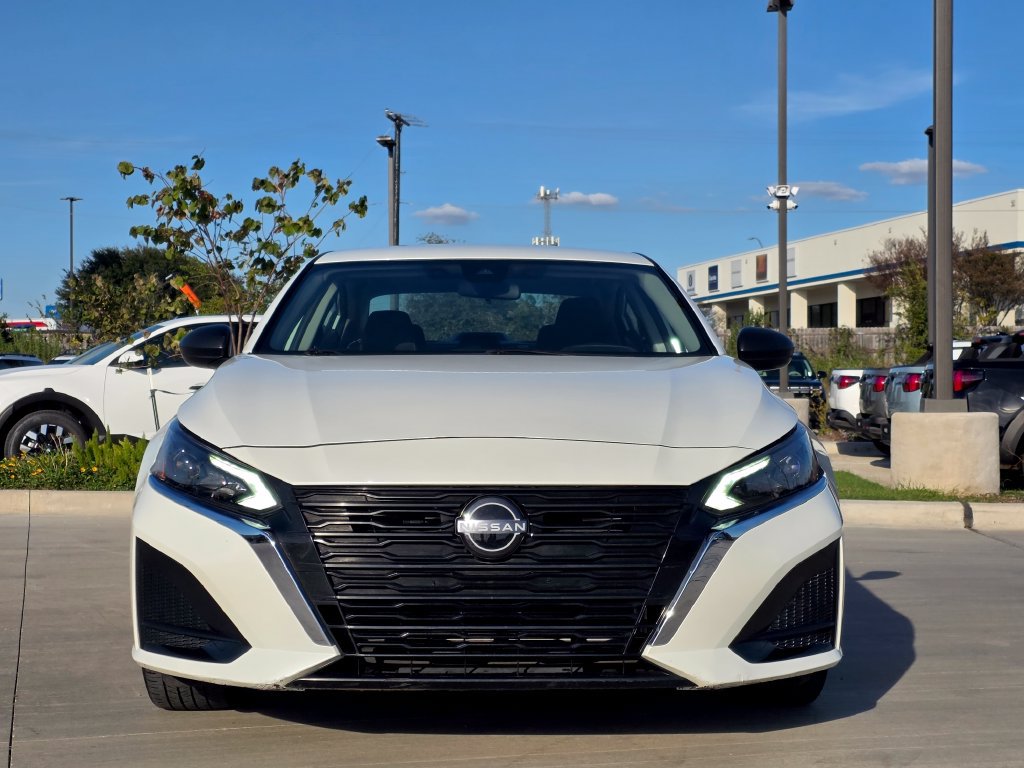 Used 2024 Nissan Altima 2.5 SV FWD image 2