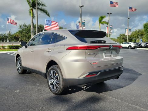 Used 2022 Toyota Venza LE AWD/4WD image 9