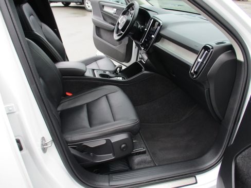 Used 2025 Volvo XC40 B5 Core image 16