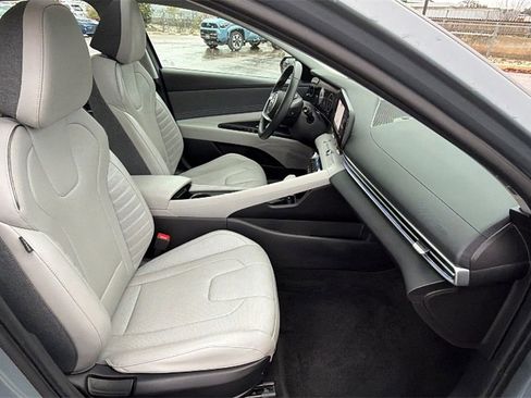 Used 2023 Hyundai Elantra Limited image 45