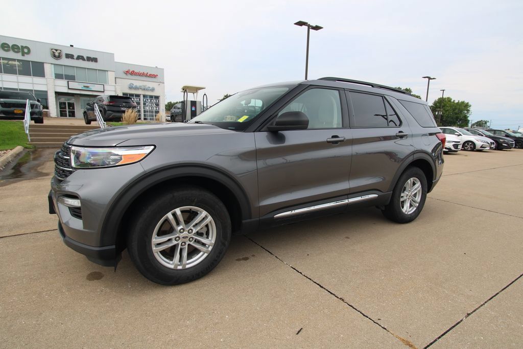 Used 2022 Ford Explorer XLT w/ Equipment Group 202A AWD/4WD image 17